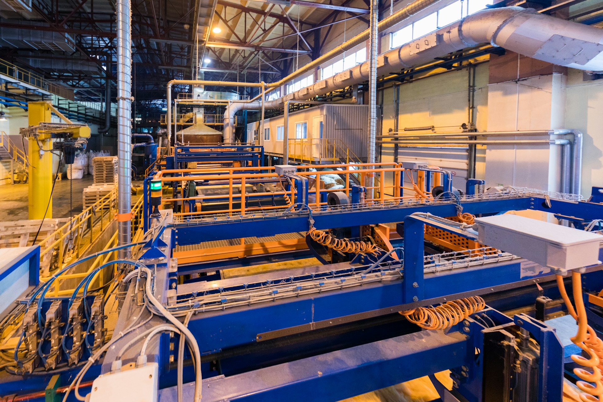 Improve Workflow Using Formed Channel Belt Conveyors in Manufacturing